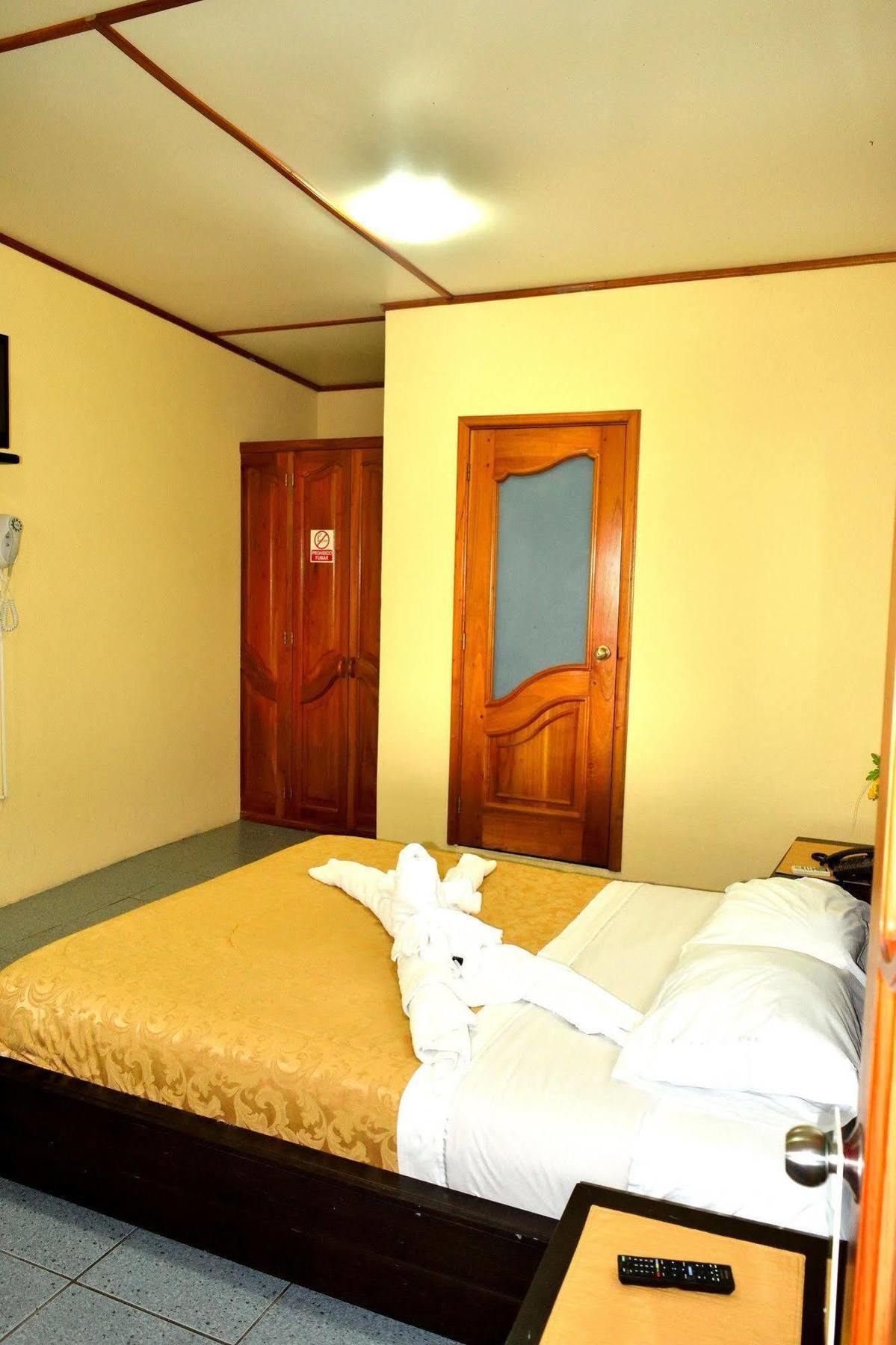 Hostal Cormorant Flightless بويرتو أيورا المظهر الخارجي الصورة