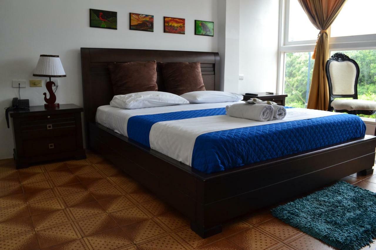 Hostal Cormorant Flightless بويرتو أيورا المظهر الخارجي الصورة